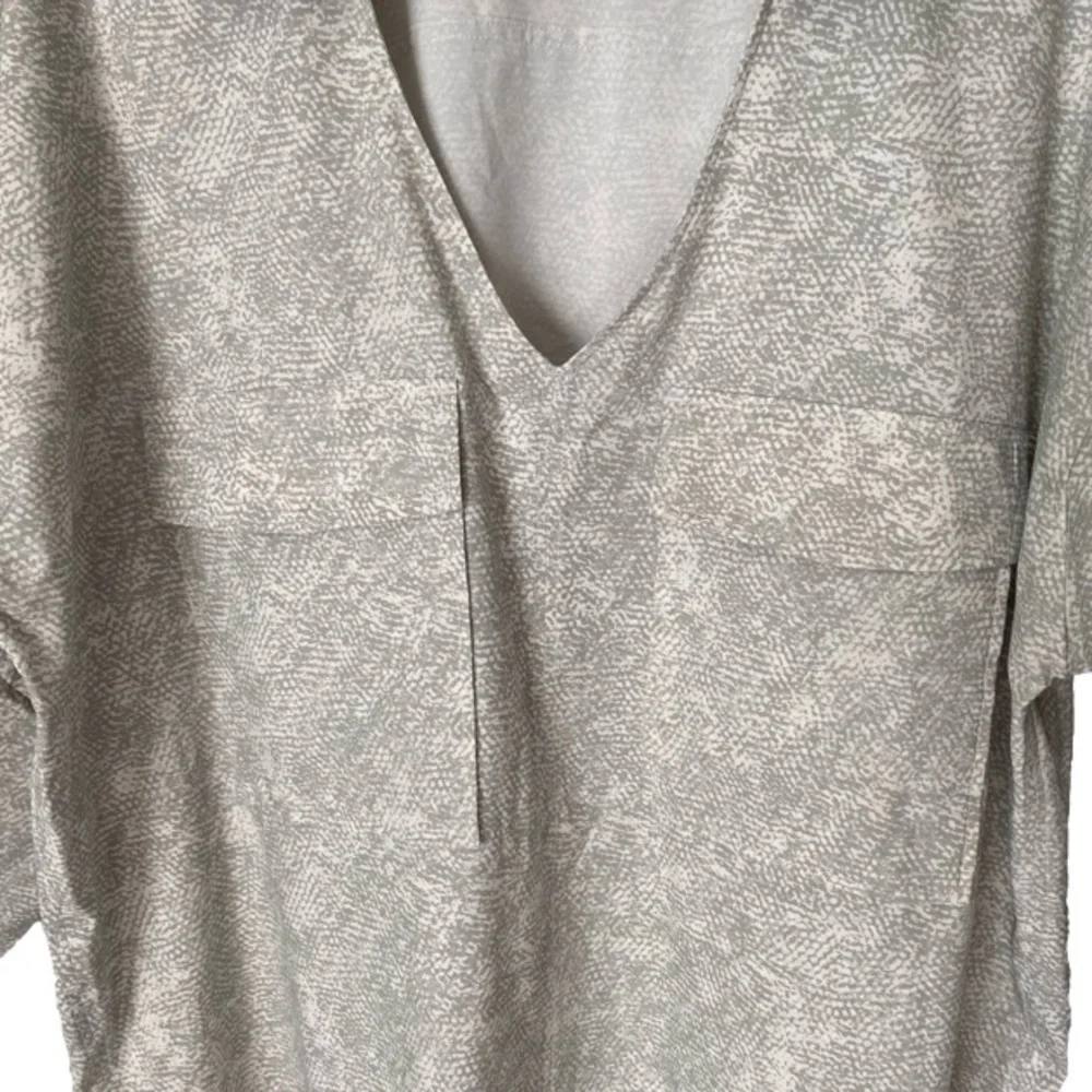 ATHLETA Zuma Top Collared V-Neck Long Sleeve Viper Subtle Grey Print Women XL